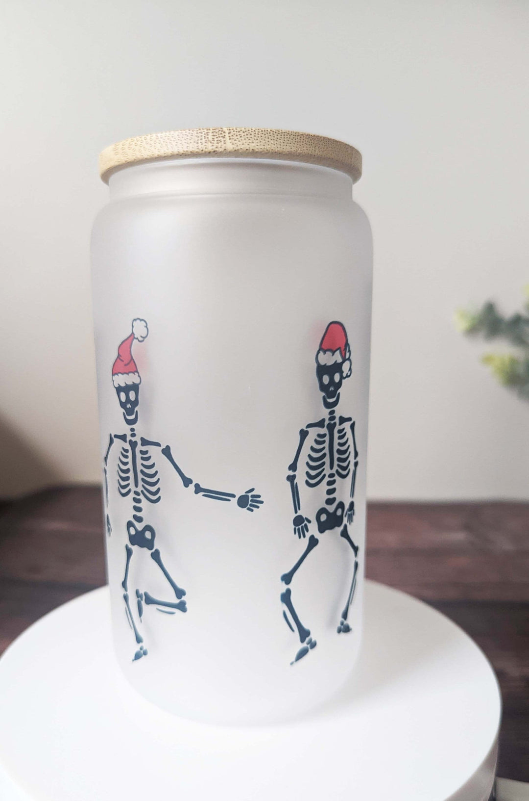 Skeleton Christmas Glass Can – Frosted Holiday Tumbler with Santa Hat &amp; Lights, Funny Spooky Christmas Gift for Friends Parties